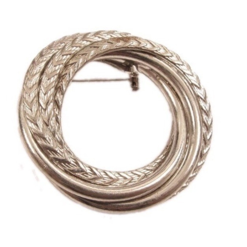 Vintage Pretty Silver Tone Textured Wreath Round Pin Brooch